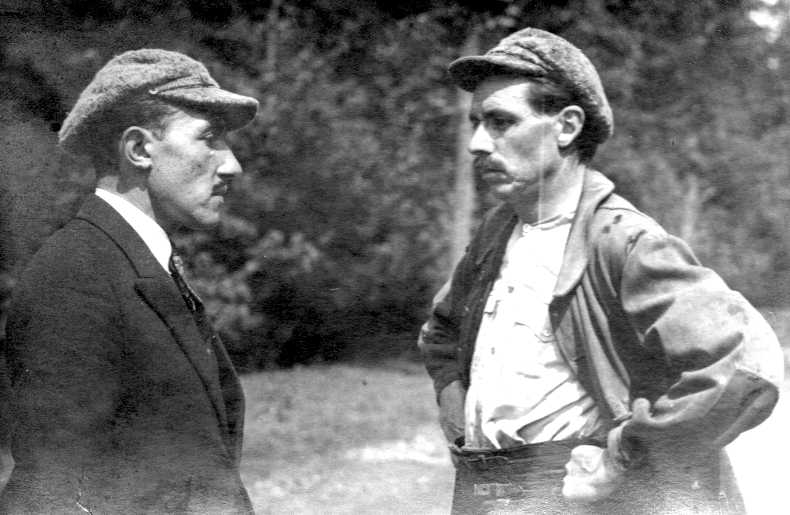 Un témoin, Pierre Dectot (à droite), maçon à Gambais, est interrogé par l'inspecteur Albert Tissier.